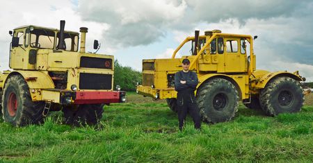 Rolnik Łukasz ma dwa traktory Kirovets K-700A. Nie zamieniłby ich na nowe