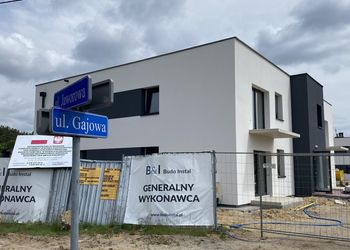 Nowe bloki i ulica prawie gotowe. Koniec dużej inwestycji samorządu Leszna w Zaborowie