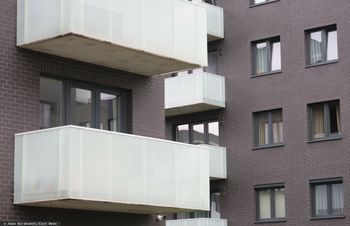 Za szkody odpowiada posiadacz balkonu. Lepiej nie robić tam składziku