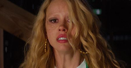 "MaXXXine": Mia Goth przerosła film. Ti West zrobił krok w tył