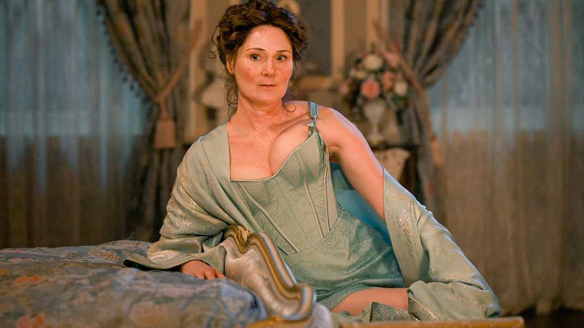 Ruth Gemmel jako Violet Bridgerton