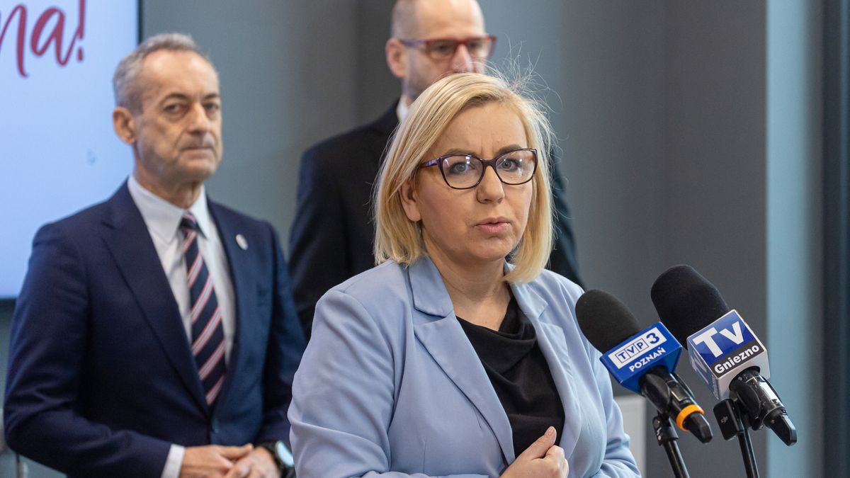 Gniezno, 10.02.2024. Minister klimatu i środowiska Paulina Hennig-Kloska (P) podczas konferencji prasowej KWW Koalicja dla Pierwszej Stolicy, 10 bm. w w Stolicy eXperymentu w Gnieźnie. Na konferencji przedstawiono kandydata na prezydenta Miasta Gniezna Michała Powałowskiego. (jm) PAP/Paweł Jaskółka