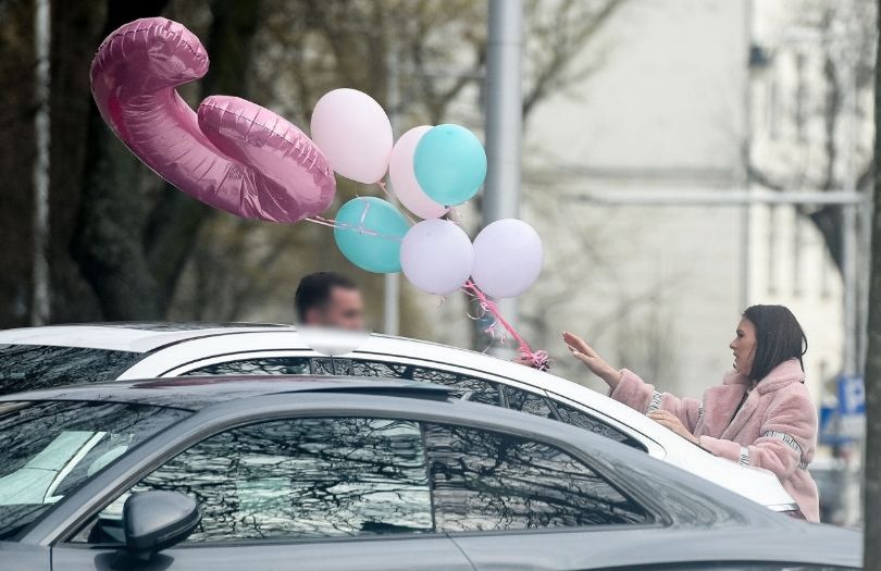 Klaudia Halejcio z mężem i córką opuszcza rodzinną imprezę