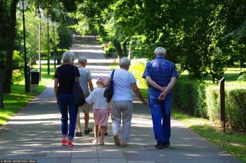 Kolejki do lekarzy, puste szkoły. Sondaż: Polacy widzą, co się dzieje