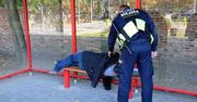 Warszawa: Znaleźli go pod ławką. Nie był w stanie podać danych