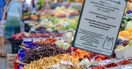 Koniec darmowych foliówek? Sieci będą kasować nawet za "zrywki" na pieczywo