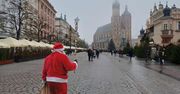 Kraków: Wraz ze śpiewem gwiazd muzyki na Rynku rozbłyśnie największa w mieście choinka. Trwają ostatnie przygotowania