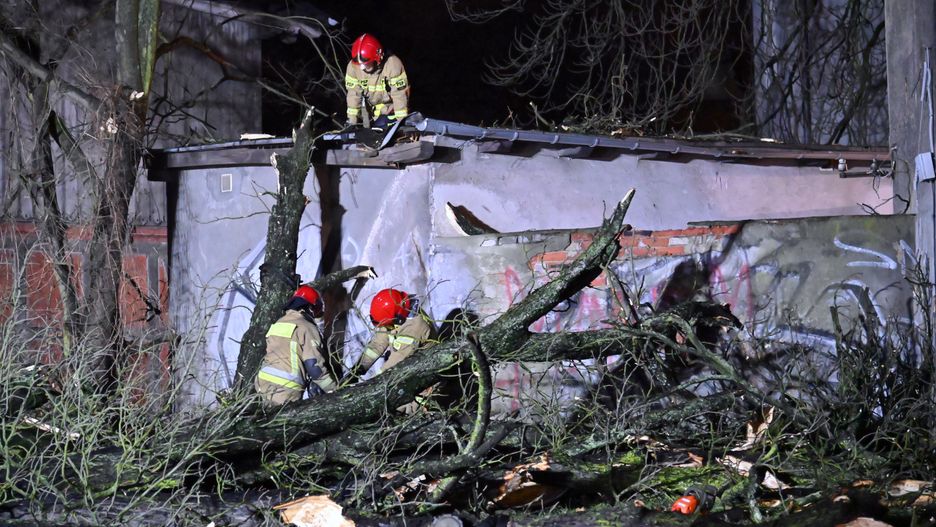 Wichury nad Polską. Ponad 13 tys. interwencji. 318 tys. odbiorców bez prądu 