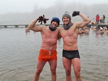 Radom: Morsy ponownie w wodzie. Zalew Borki wypełnił się w niedziele pasjonatami lodowych kąpieli. Zobaczcie zdjęcia