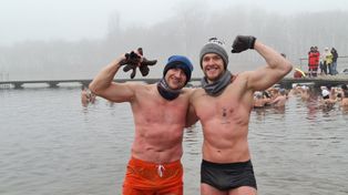 Radom: Morsy ponownie w wodzie. Zalew Borki wypełnił się w niedziele pasjonatami lodowych kąpieli. Zobaczcie zdjęcia