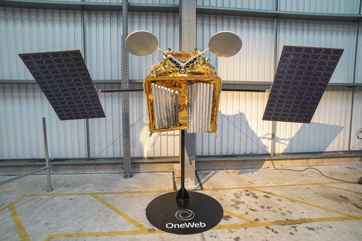 Satelita OneWeb, prezentowany podczas wystawy 