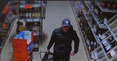 Zuchwała kradzież w Biedronce. Teraz szuka go policja