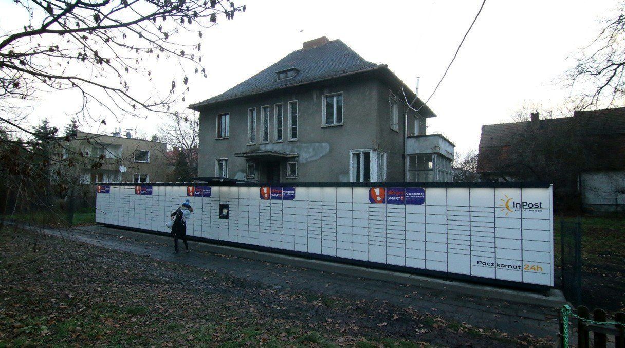 Wielki paczkomat postawiony na Biskupinie zniknął z ul. Olszewskiego w 2020 roku.