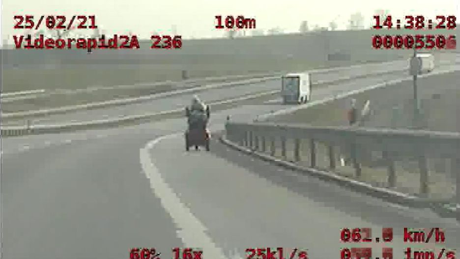 Żnin. Jechała wózkiem inwalidzkim po S-5 (KPP Żnin)