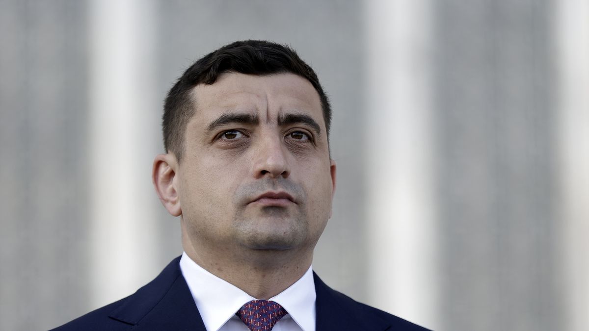 Reactions after re-run of the first round of presidential elections in Romania
epa12073528 Ultra-nationalist party AUR leader George Simion attends a press conference with foreign media journalists held outside the Parliament Palace, on repeated presidential elections, first round, in Bucharest, Romania, 04 May 2025. Crin Antonescu is ranked second in the repeated presidential race. Approximately 18 million Romanian citizens are expected at the polling stations, according to the Permanent Electoral Authority (AEP).  EPA/ROBERT GHEMENT 
Dostawca: PAP/EPA.
ROBERT GHEMENT
George Simion, election, Bucharest