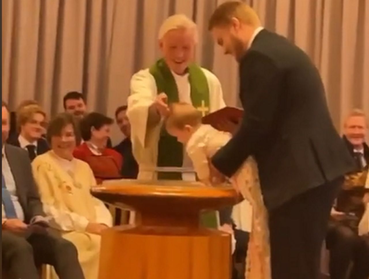 Duchowny nie mógł opanować śmiechu. Dziecko zrobiło to podczas chrztu