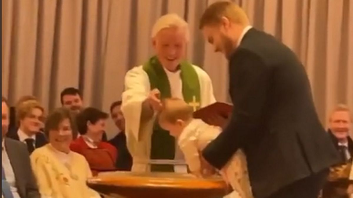 Duchowny nie mógł opanować reakcji. Dziecko zrobiło to podczas chrztu