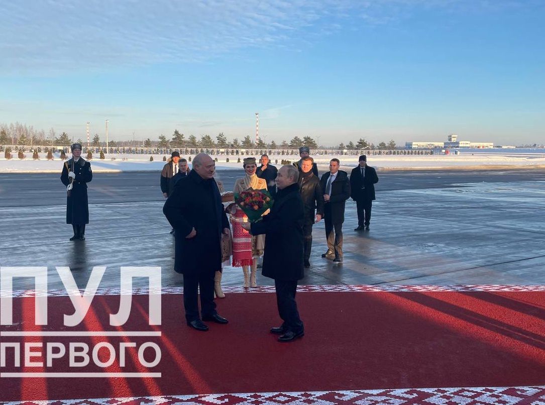 Spotkanie Putina i Łukaszenki na rozścielonym czerwonym dywanie 