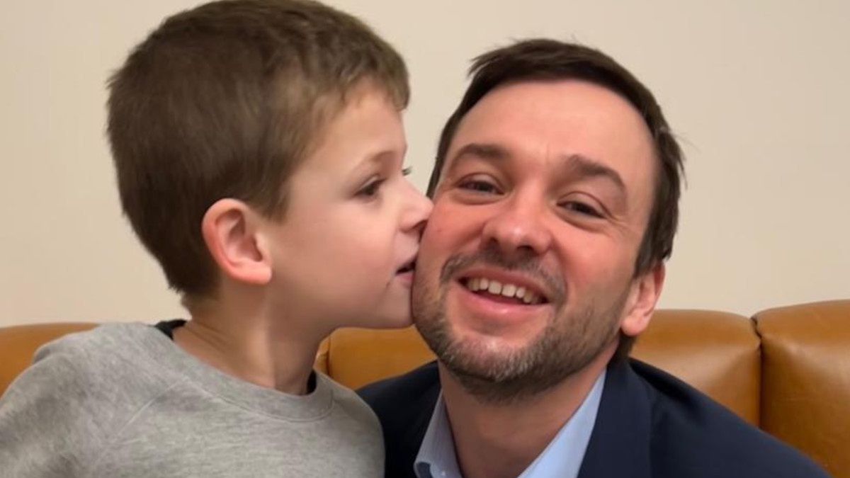 Wytatuował sobie alfabet, aby mógł komunikować się z synem.