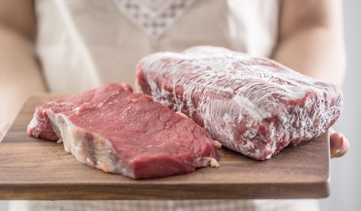 Mrożone mięso może nie tracić jakości. Warto wiedzieć, jak je rozmrozić