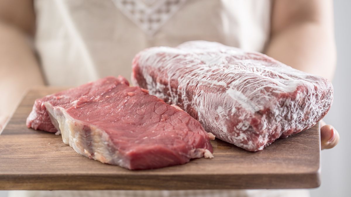 Mrożone mięso może nie tracić jakości. Warto wiedzieć, jak je rozmrozić