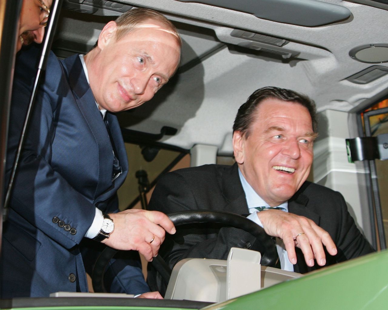 Targi w Hanowerze w 2005 roku. Władimir Putin i Gerhard Schröder w kabinie traktora Fendt 