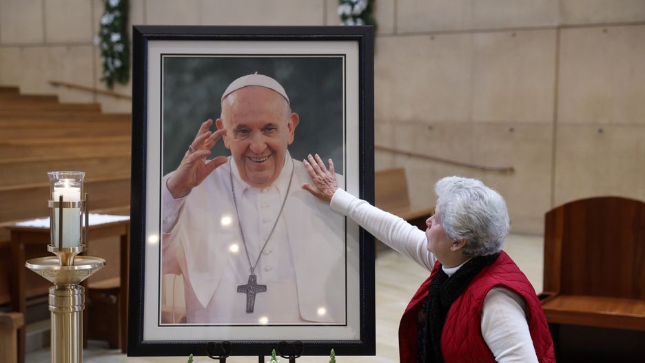 Katolicy na całym świecie żegnają zmarłego papieża