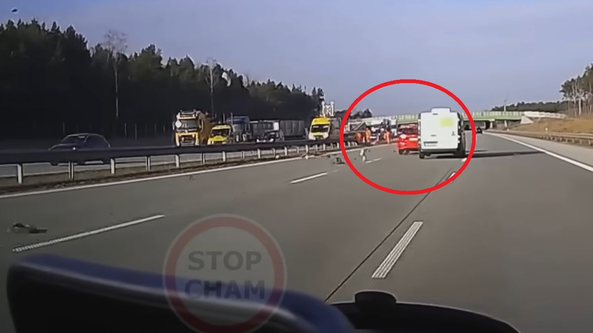 Kierowca wjechał w ustawione pachołki. Cudem uniknął zderzenia  