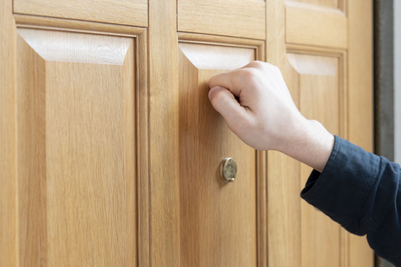 Pukają do drzwi Polaków. Za brak kara 5 tys. zł