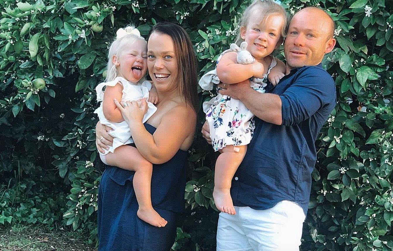 Charli i Cullen z córkami