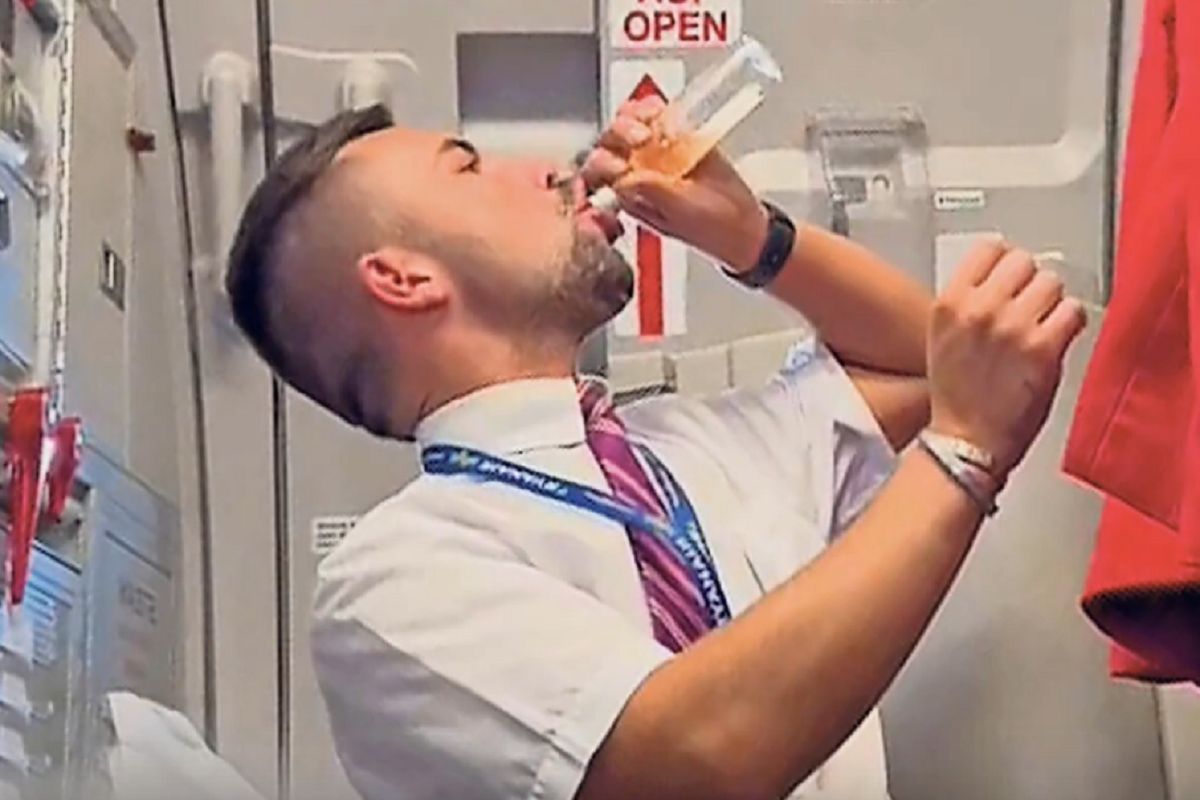 Steward Ryanaira aresztowany. Pił alkohol podczas lotu