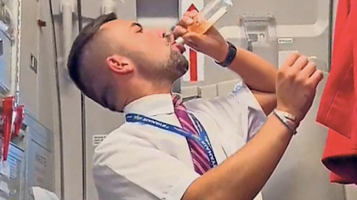 Steward Ryanaira aresztowany. Pił alkohol podczas lotu