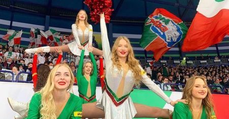 Zostały zwolnione przez "zazdrosne żony". Pomógł im klub rywali