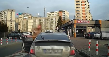 Rozjuszony taksówkarz rzucił butelką. Klakson wystarczył