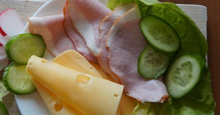 Miliony Polaków kładą codziennie na kanapki, a żołądek cierpi. Trawi się godzinami
