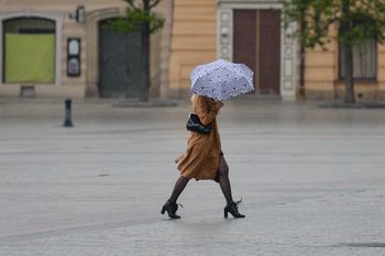 Burze i ulewy nad Polską. Czwartek z jesienną aurą