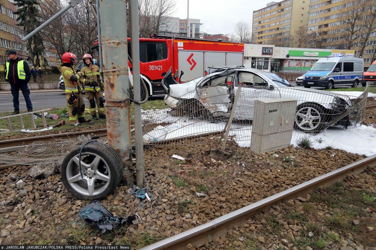 Mercedes wylądował na torach. Kierowca twierdzi, że był ktoś jeszcze