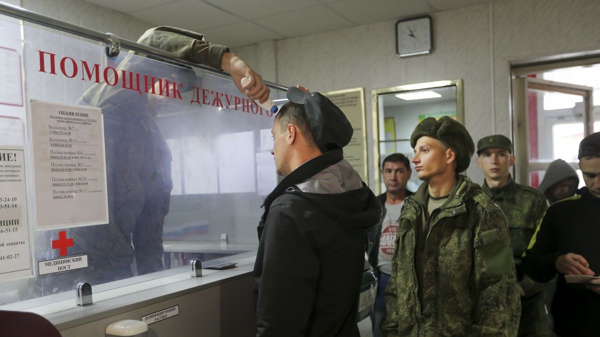 Mobilizacja w RosjiA Russian officer checks the temperature of recruits as they lineup to be registered at a military recruitment center in Volgograd, Russia, Saturday, Sept. 24, 2022. Russian President Vladimir Putin on Wednesday ordered a partial mobilization of reservists to beef up his forces in Ukraine. (AP Photo)