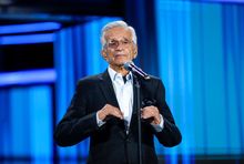 Jacek Fedorowicz na scenie tegorocznego festiwalu w Opolu 