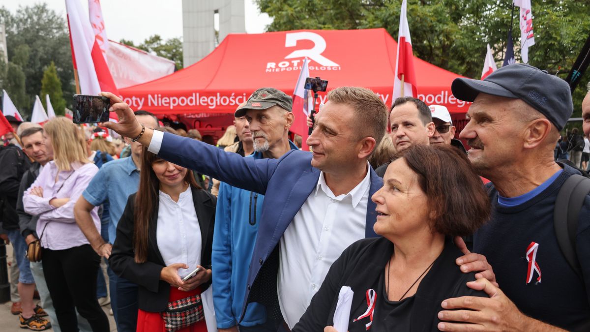 Warszawa, 06.08.2025. Lider Ruchu Obrony Granic Robert Bąkiewicz przed Sejmem w Warszawie, 6 bm. Karol Nawrocki, dotychczasowy prezes IPN, zostanie zaprzysiężony na Prezydenta Rzeczypospolitej Polskiej. Podczas Zgromadzenia Narodowego następca Andrzeja Dudy złoży przysięgę prezydencką, po której formalnie obejmie urząd głowy państwa. (mr) PAP/Albert Zawada