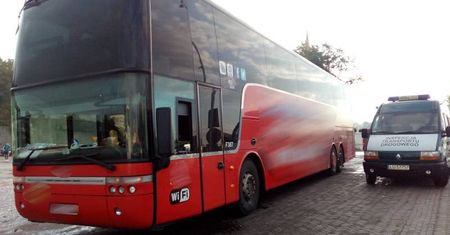 Rejsowy autobus na „łysych” oponach wracał znad morza do Lublina [ZDJĘCIA]
