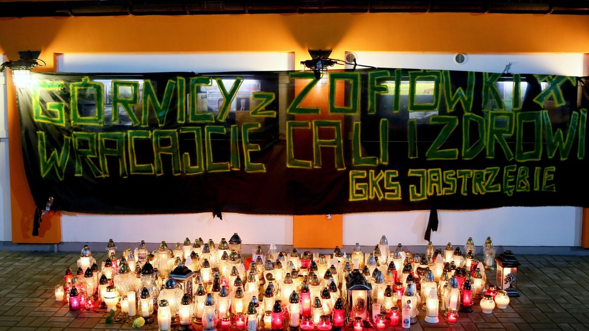 Znicze przed kopalnią Zofiówka 