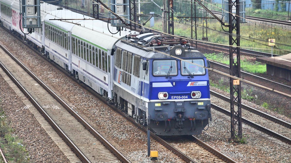 Woda zalała tory. PKP Intercity odwołuje pociągi. Zdj. ilustracyjne