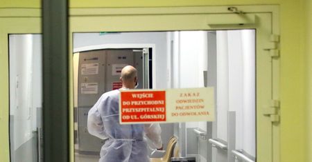"Nie jesteście zaproszeni, nie otrzymacie szczepienia". Lekarzowi odmówiono, w poczekalni czekali aktorzy