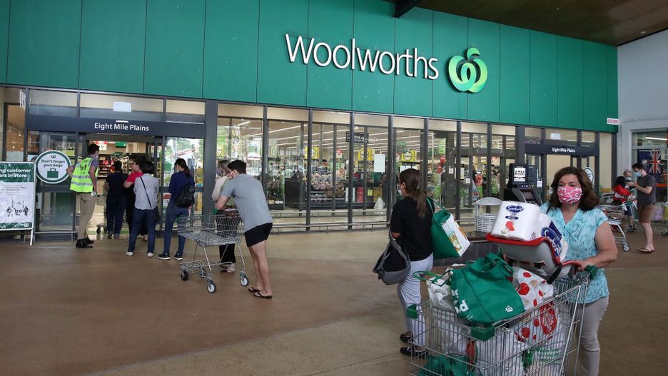 W czwartek ludzie masowo ruszyli do sklepów w Brisbane. Wszyscy wychodzili z pełnymi wózkami