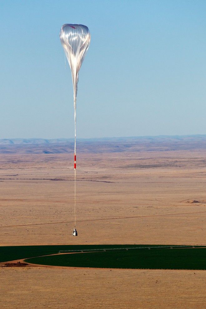 Balon i kapsuła, z której skacze Felix Baumgartner (Fot. Wired.com)
