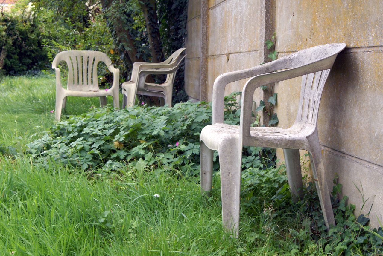 Jak wyczyścić stare plastikowe meble ogrodowe?