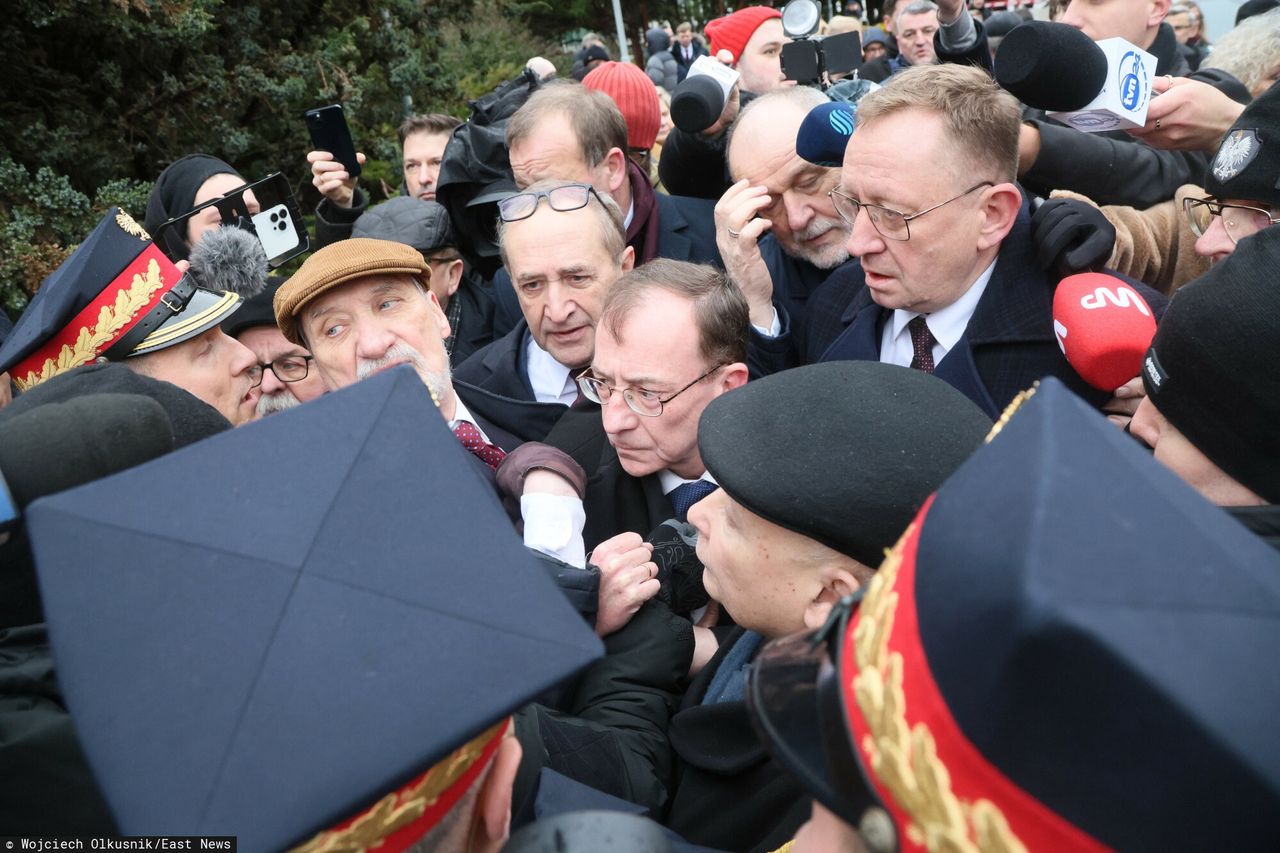 Gorszące sceny przed Sejmem. Kamiński i Wąsik próbowali wejść