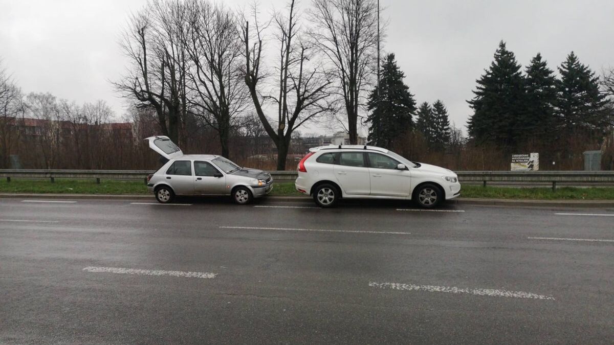 Zderzenie forda z volvo na al. Spółdzielczości Pracy