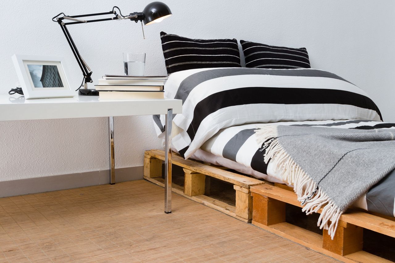 Łóżko z palet – jak je zrobić i w jakich aranżacjach wykorzystać?